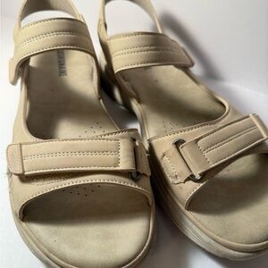 Cushionaire Elegant Cream Women's sz 8.5 Sandals